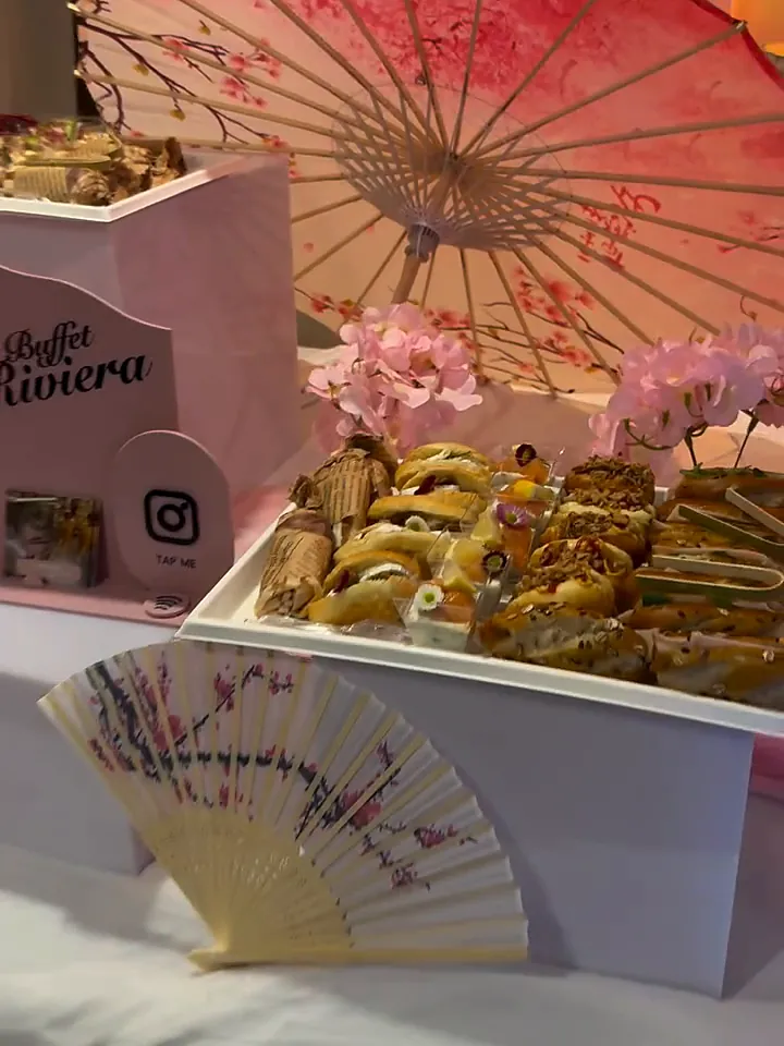 Buffet d’anniversaire thème cerisiers avec ombrelle, éventails et présentoir Buffet Riviera