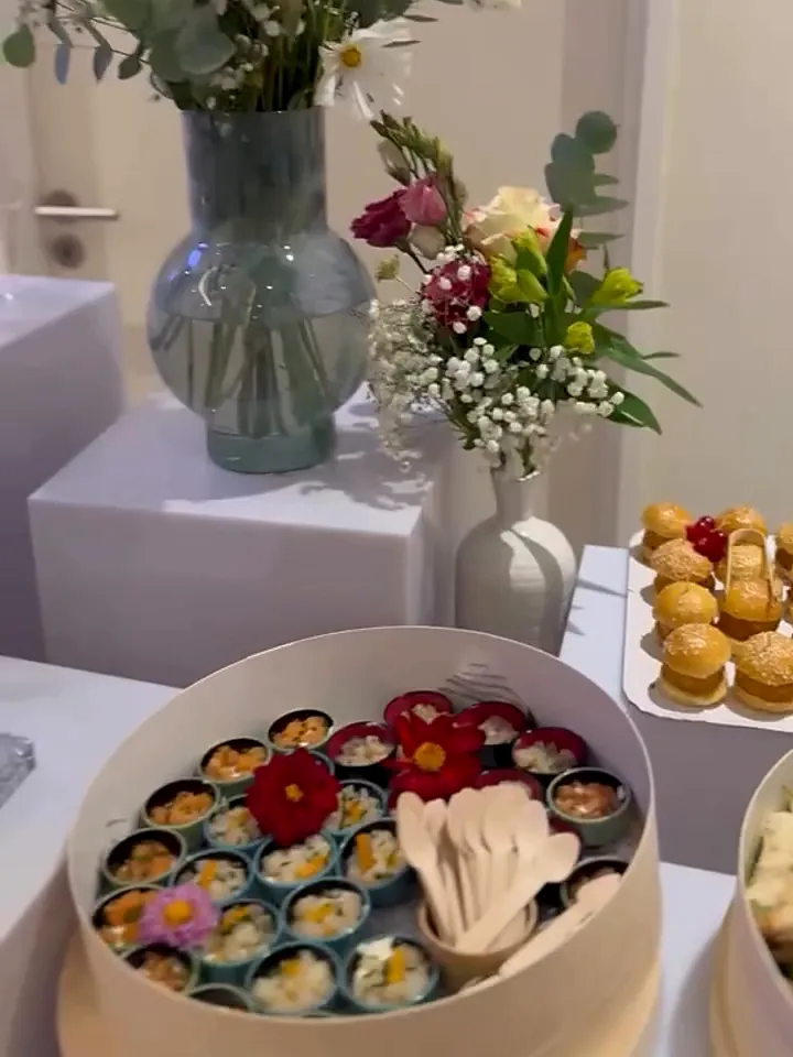 Bouquets champêtres et coupe de poke décorée de fleurs comestibles