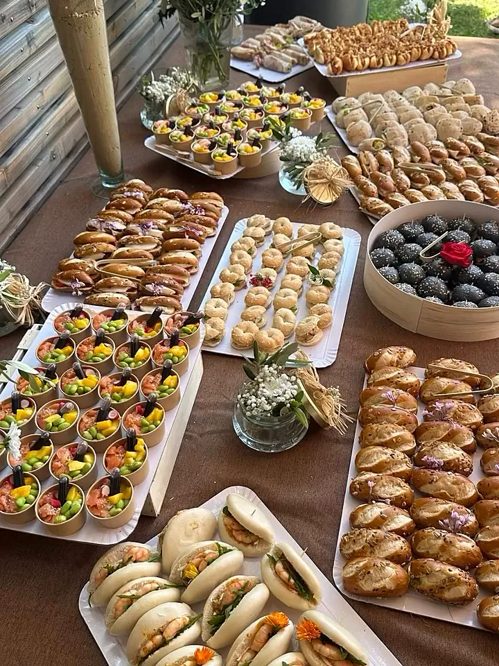 Grande table bohème avec pampas, baos, viennoiseries et verrines
