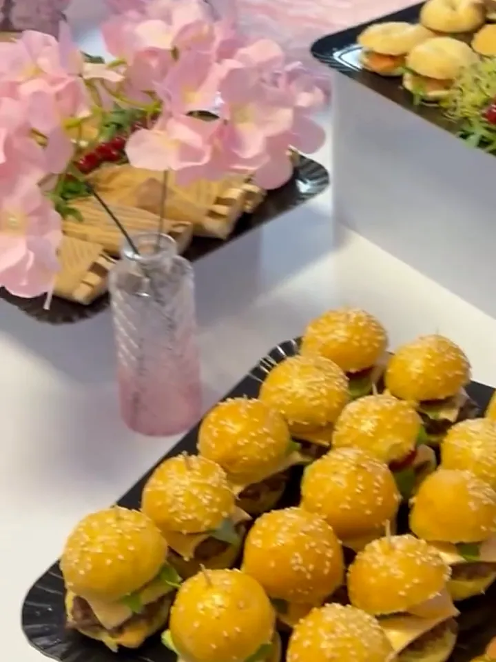 Mini burgers dorés et branches de cerisier en fleurs