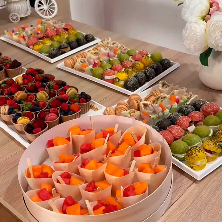 Buffet coloré Buffet Riviera : coupes de fruits rouges, mini burgers, wraps et cornets de melon et pastèque